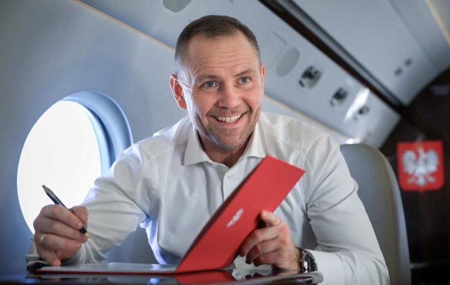 Prezydent Karol Nawrocki podpisuje (w samolocie) ustawę o obniżce cen paliw /Mikołaj Bujak/KPRP /