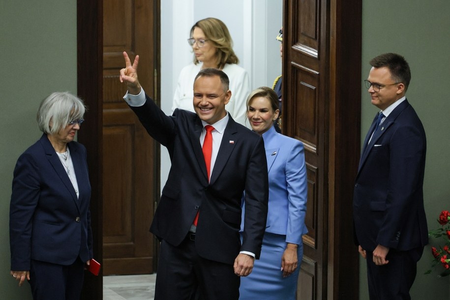 Prezydent Karol Nawrocki z żoną Martą oraz marszałek Sejmu Szymon Hołownia i szefowa Kancelarii Senatu Ewa Polkowska wychodzą z sali posiedzeń Sejmu /Paweł Supernak /PAP