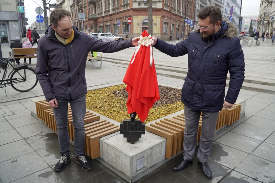 Prezydent Katowic Marcin Krupa i artysta Grzgorz Chudy odsłaniają figurkę Beboka /M.Malina/Urząd Miasta Katowice /Materiały prasowe