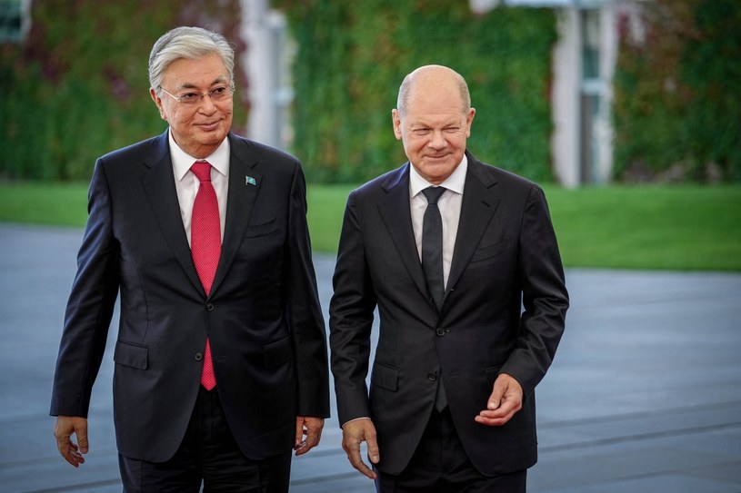 Prezydent Kazachstanu Kasym-Żomart Tokajew i kanclerz Niemiec Olaf Scholz /KAY NIETFELD / DPA / dpa Picture-Alliance /AFP