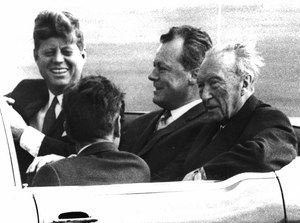Prezydent Kennedy wraz z kanclerzem Willym Brandtem i Konradem Adenauerem podczas przejażdżki po Berlinie - rok 1963 //