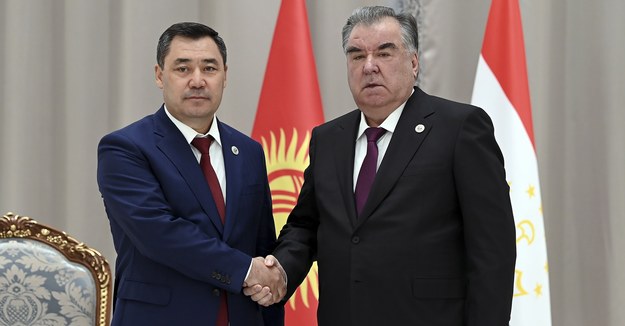 Prezydent Kirgistanu Sadyr Dżaparow i prezydent Tadżykistanu Emomali Rachmon /PAP/EPA