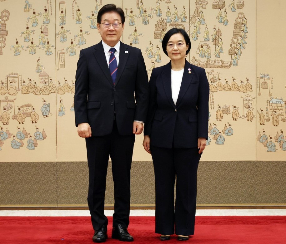 Prezydent Korei Południowej Li Dze Mjung (L) i mianowana na stanowisko premiera Han Seong Suk, ministra ds. małych i średnich przedsiębiorstw (P) /YONHAP   /PAP/EPA