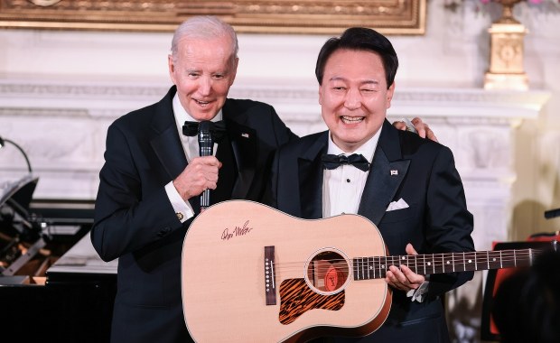 Prezydent Korei Południowej w nietypowej roli. Zaśpiewał "American Pie"