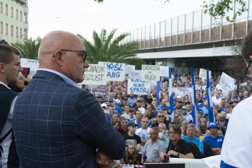Prezydent Kotala wychodzi do protestujących kibiców Ruchu /Michał Dubiel /Reporter