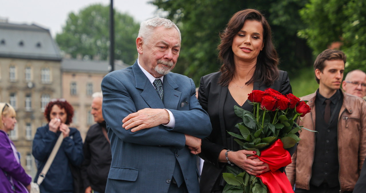 Prezydent Krakowa Jacek Majchrowski (C-L) oraz żona Jana A.P. Kaczmarka Aleksandra Twardowska-Kaczmarek (C-P) podczas uroczystości odsłonięcia gwiazdy kompozytora Jana A.P. Kaczmarka w krakowskiej Alei Gwiazd /Art Service /PAP