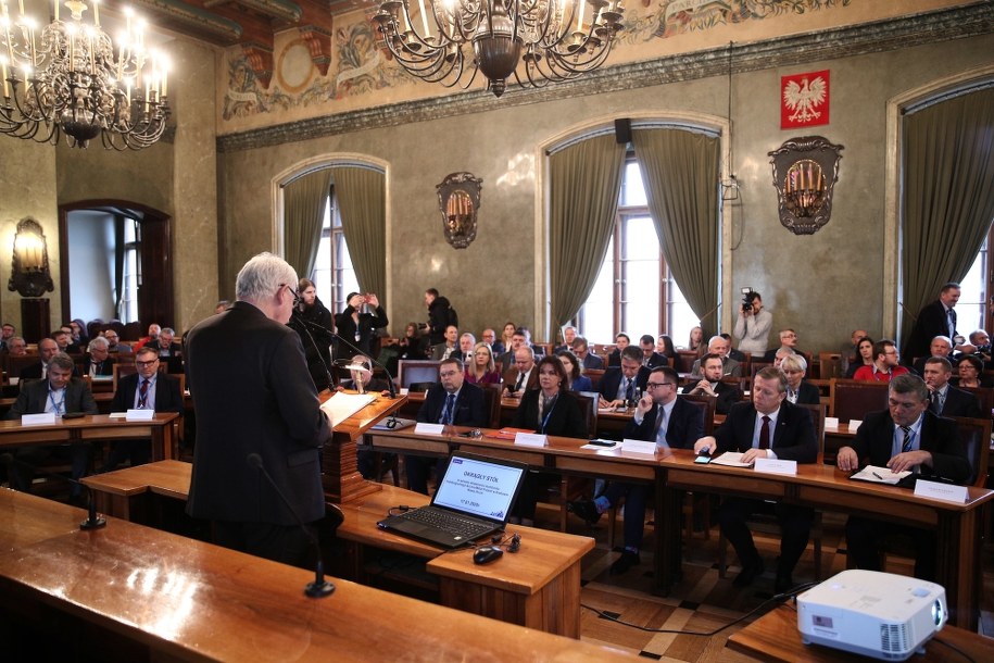 Prezydent Krakowa Jacek Majchrowski (L) podczas posiedzenia "okrągłego stółu" w związku z wstrzymaniem pracy wielkiego pieca i stalowni w krakowskim oddziale ArcelorMittal Poland //Łukasz Gągulski /PAP