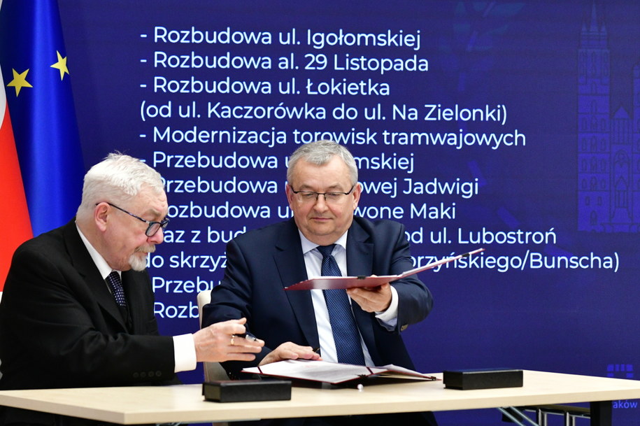 Prezydent Krakowa Jacek Majchrowski (po lewej) i minister infrastruktury Andrzeja Adamczyka (po prawej) /	Łukasz Gągulski /PAP