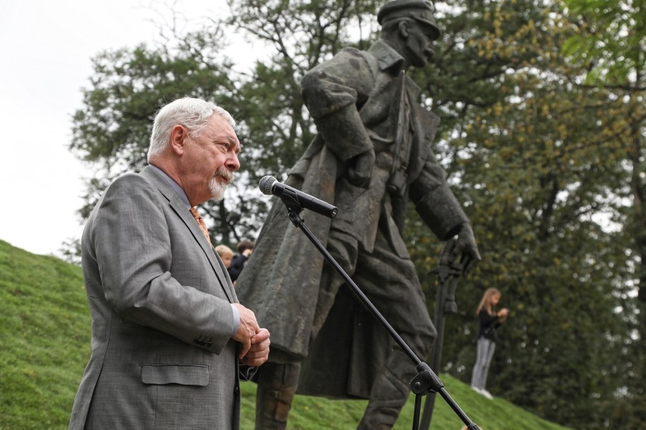 Prezydent Krakowa Jacek Majchrowski podczas odsłonięcia pomnika marszałka Józefa Piłsudskiego na terenie fortu "Swoszowice" /Jan Graczyński /PAP