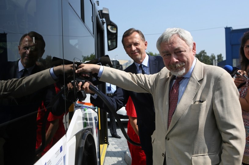 Prezydent Krakowa Jacek Majchrowski podczas prezentacji nowych autobusów /Stanisław Rozpędzik /PAP