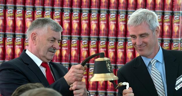 Prezydent Kutna Zbigniew Burzyński (L) oraz prezydent firmy Kellog w Europie Chris Hood (P) /PAP