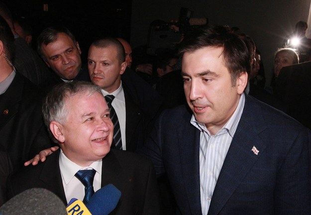 Prezydent Lech Kaczyński i prezydent Gruzji Micheil Saakaszwili podczas wizyty w obozie dla uchodźców w Medehi /Paweł Supernak /PAP