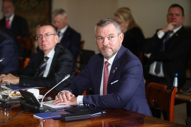 Prezydent Łotwy Edgars Rinkevics (L) i prezydent Słowacji Peter Pellegrini (P) podczas sesji plenarnej Prezydentów Państw Grupy Arraiolos w Zamku Królewskim na Wawelu Krakowie //Łukasz Gągulski /PAP