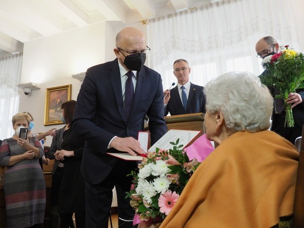 Prezydent Lublina Krzysztof Żuk wręcza medal 100 letniej Sybiraczce Wandzie Gduli-Krzyśków /