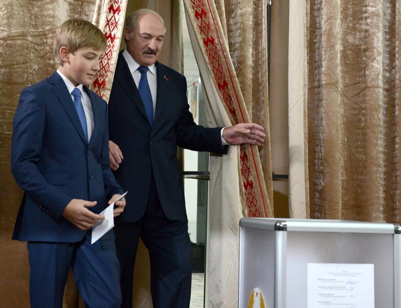 Prezydent Łukaszenka oddaje głos w wyborach razem z synem /Viktor Drachev (ITAR TASS) /PAP