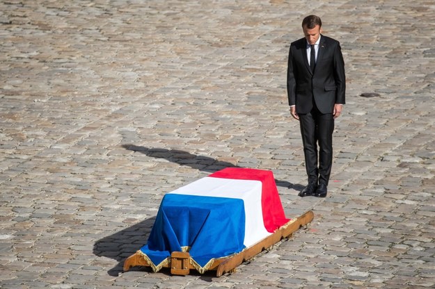 Prezydent Macron przy trumnie z ciałem Chiraca /CHRISTOPHE PETIT TESSON /PAP/EPA