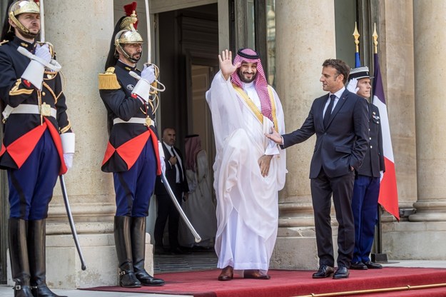 Prezydent Macron przyjął w Pałacu Elizejskim saudyjskiego następcę tronu /Christophe Petit-Tesson /PAP/EPA