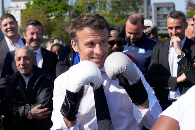 Prezydent Macron w rękawicach bokserskich na archiwalnym zdjęciu z kwietnia 2022 roku /	Francois Mori / POOL /PAP/EPA
