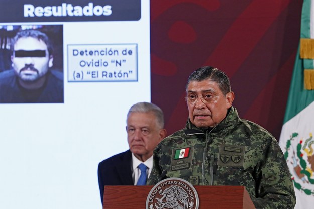 Prezydent Meksyku i minister obrony narodowej podczas konferencji dotyczącej schwytania syna "El Chapo" /JOSE MENDEZ /PAP/EPA