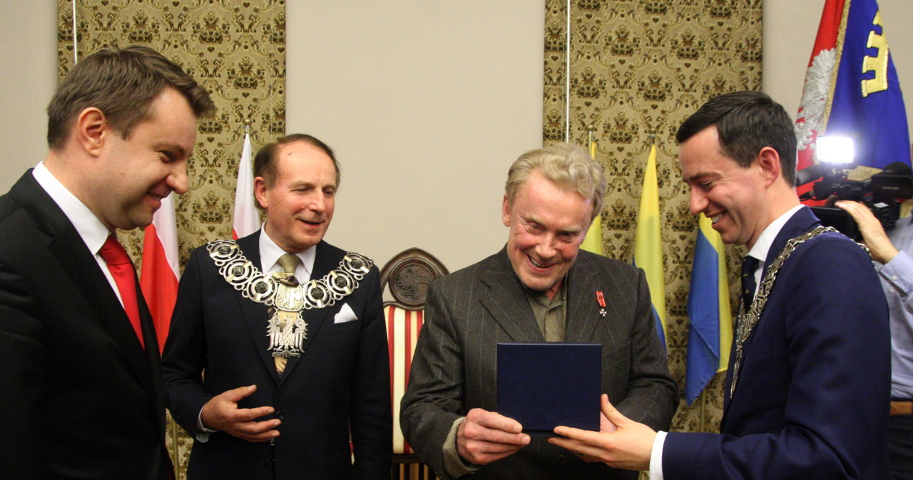 Prezydent miasta Arkadiusz Wiśniewski (L), rektor UO prof. Sławomir Nicieja (2L), Daniel Olbrychski (2P) oraz przewodniczacy rady mista Marcin Ociepa (P) podczas uroczystości wręczenia aktorowi honorowego obywatelstwa Opola /Krzysztof Świderski /PAP