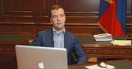 Prezydent Miedwiediew (jak widać na zdjęciu) nie przepada chyba za systemami Windows... /AFP