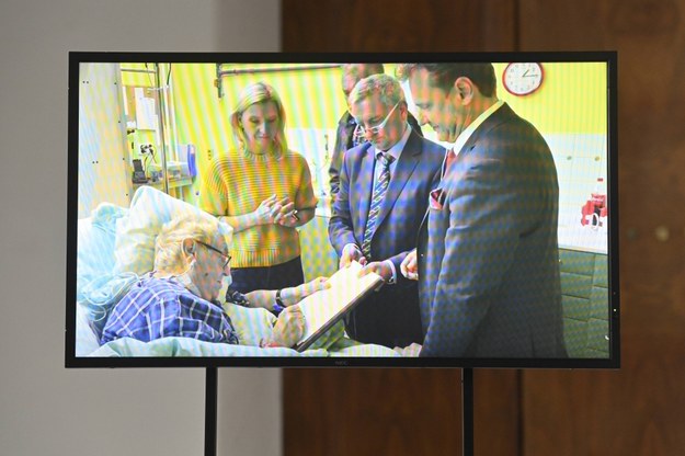 Prezydent Milosz Zeman na nagraniu pokazującym jego pracę w szpitalu
