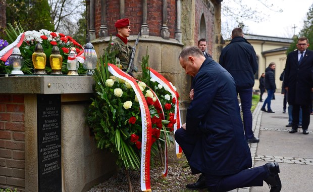 Prezydent modlił się przy grobach ofiar katastrofy smoleńskiej