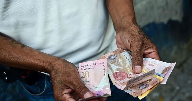 Prezydent N. Maduro podnosi 35 razy wartość pensji minimalnej /AFP