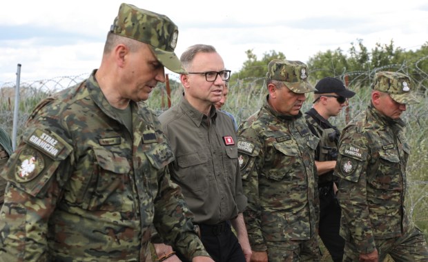 Prezydent na granicy. Duda o "bezczelnych i chamskich"