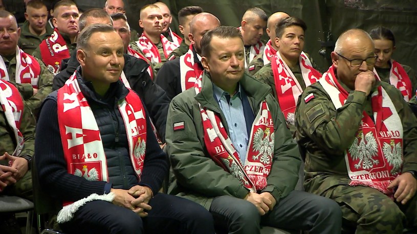 Prezydent ogląda mecz wspólnie z żołnierzami /Polsat News