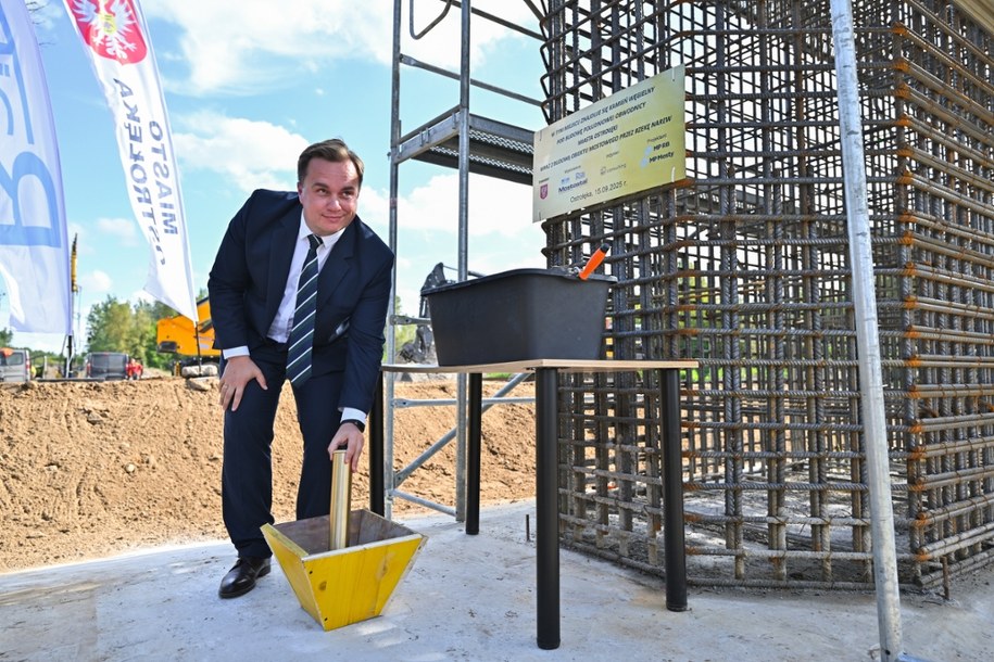 Prezydent Ostrołęki Paweł Niewiadomski podczas uroczystości wmurowania kamienia węgielnego pod budowę południowej obwodnicy Ostrołęki /Przemysław Piątkowski /PAP