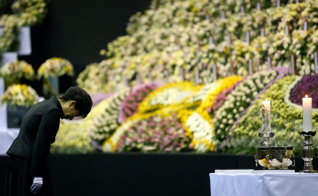 Prezydent Park Geun Hie składa hołd ofiarom /YONHAP   /PAP/EPA