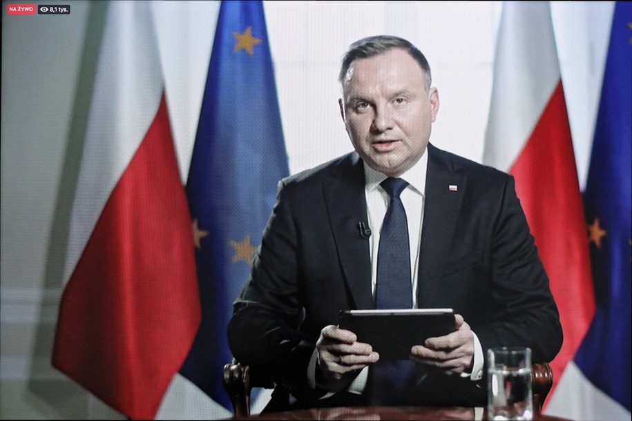 Prezydent podczas czatu z internautami /Paweł Supernak /PAP