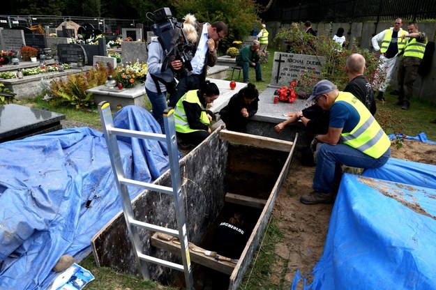 Prezydent podpisał ustawę, umożliwiającą dokończenie ekshumacji na tzw. Łączce / 	Tomasz Gzell    /PAP