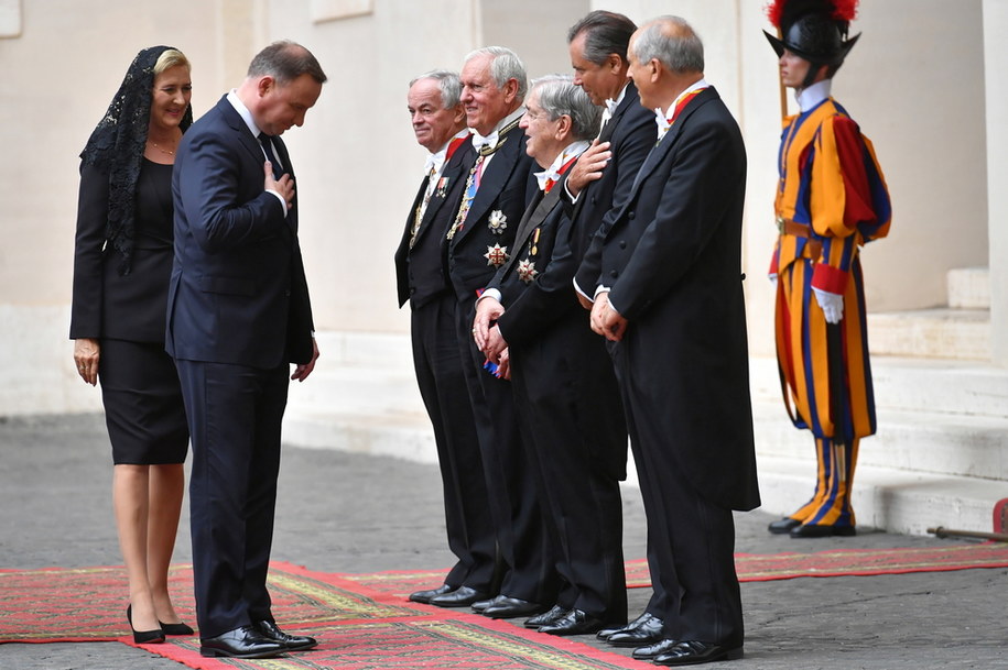 Prezydent Polski Andrzej Duda oraz pierwsza dama Agata Kornhauser-Duda na dziedzińcu św. Damazego po przybyciu do Watykanu /Piotr Nowak /PAP