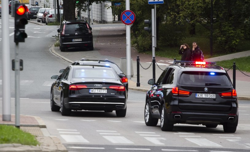 Prezydent porusza się zgoła innymi (czytaj: znacznie lepszymi) samochodami, niż jego pracownicy. Ale luksusowe limuzyny i SUVy nie należą do Kancelarii Prezydenta, lecz do BORu. /Krystian Dobuszyński /Reporter