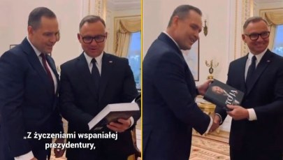 Prezydent promuje książkę i wręcza ją Nawrockiemu. "To kawał życia"