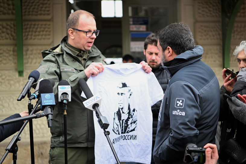Prezydent Przemyśla Wojciech Bakun wręczył Matteo Salviniemu koszulkę z wizerunkiem Putina /PAP/Darek Delmanowicz /PAP