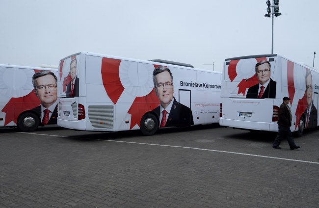 Prezydent przyjechał na konwencję "bronkobusem" /Jacek Turczyk /PAP