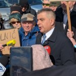 Prezydent Puław pojawił się przed zakładem karnym w Opolu Lubelskim