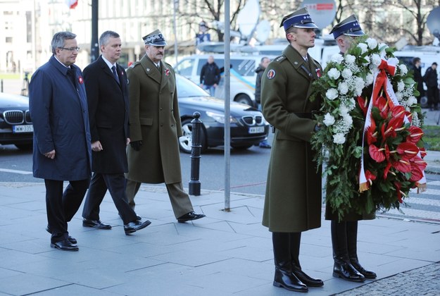 Prezydent, razem z szefem MON oraz dowódcą  Garnizonu Warszawa składają kwiaty pod pomnikiem marszałka Józefa Piłsudskiego /Jacek Turczyk /PAP