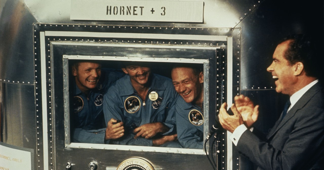Prezydent Richard Nixon podczas rozmowy z astronautami, którzy wrócili z misji na Księżycu /East News