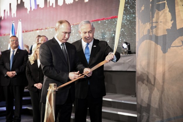 Prezydent Rosji i premier Izraela podczas odsłonięcia pomnika /AMIT SHABI / POOL /PAP/EPA
