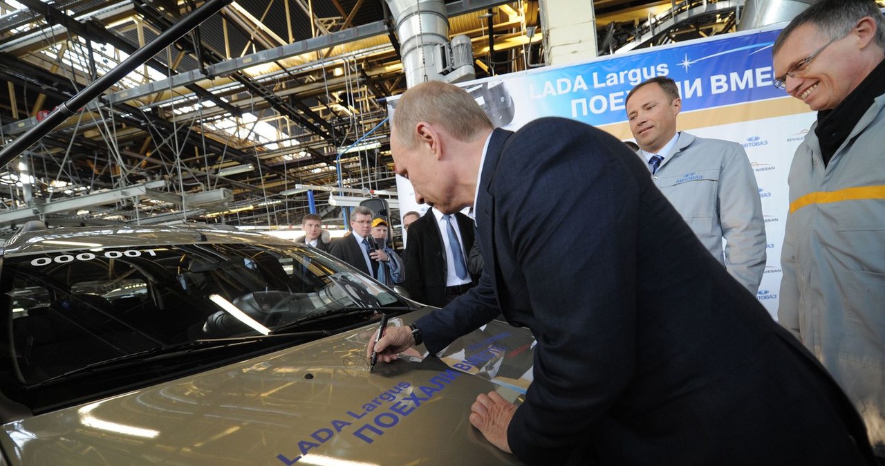 Prezydent Rosji (przynajmniej oficjalnie) jest fanem rodzimej motoryzacji /AFP