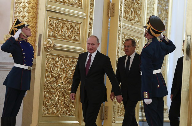 Prezydent Rosji Władimir Putin, a obok minister spraw zagranicznych tego kraju Siergiej Ławrow. Zdjęcie z 2018 roku /SERGEI KARPUKHIN / POOL /PAP/EPA