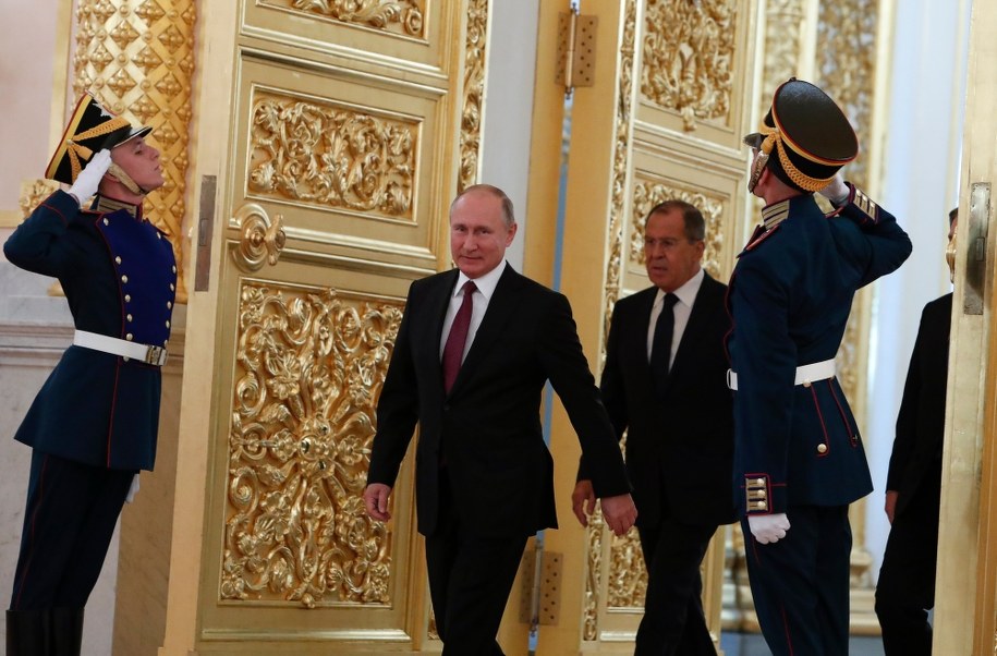 Prezydent Rosji Władimir Putin, a obok minister spraw zagranicznych tego kraju Siergiej Ławrow. Zdjęcie z 2018 roku /SERGEI KARPUKHIN / POOL /PAP/EPA