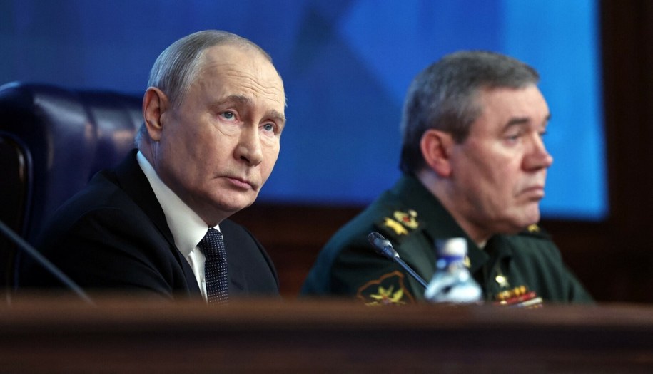 Prezydent Rosji Władimir Putin i szef Sztabu Generalnego Sił Zbrojnych Federacji Rosyjskiej gen. Walerij Gierasimow /Alexander KAZAKOV/AFP /East News