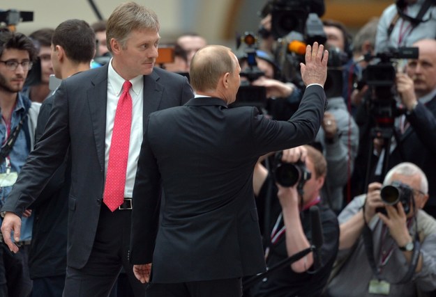Prezydent Rosji Władimir Putin (po prawej, tyłem) i rzecznik Kremla Dmitrij Pieskow (po lewej) /ALEXEI DRUGINYN/RIA NOVOSTI/KREMLIN POOL /PAP/EPA