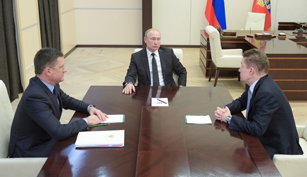 Prezydent Rosji Władimir Putin podczas narady z ministrem energetyki Aleksandrem Nowakiem i szefem Gazpromu Aleksiejem Millerem /ALEXEI DRUZHININ/SPUTNIK/KREMLIN POOL /PAP/EPA