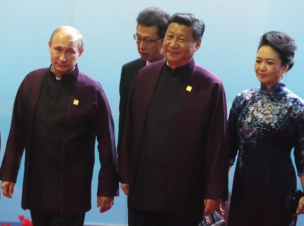 Prezydent Rosji Władimir Putin, prezydent Chin Xi Jinping i jego żona Peng Liyuan /Sergei Ilnitsky /PAP/EPA